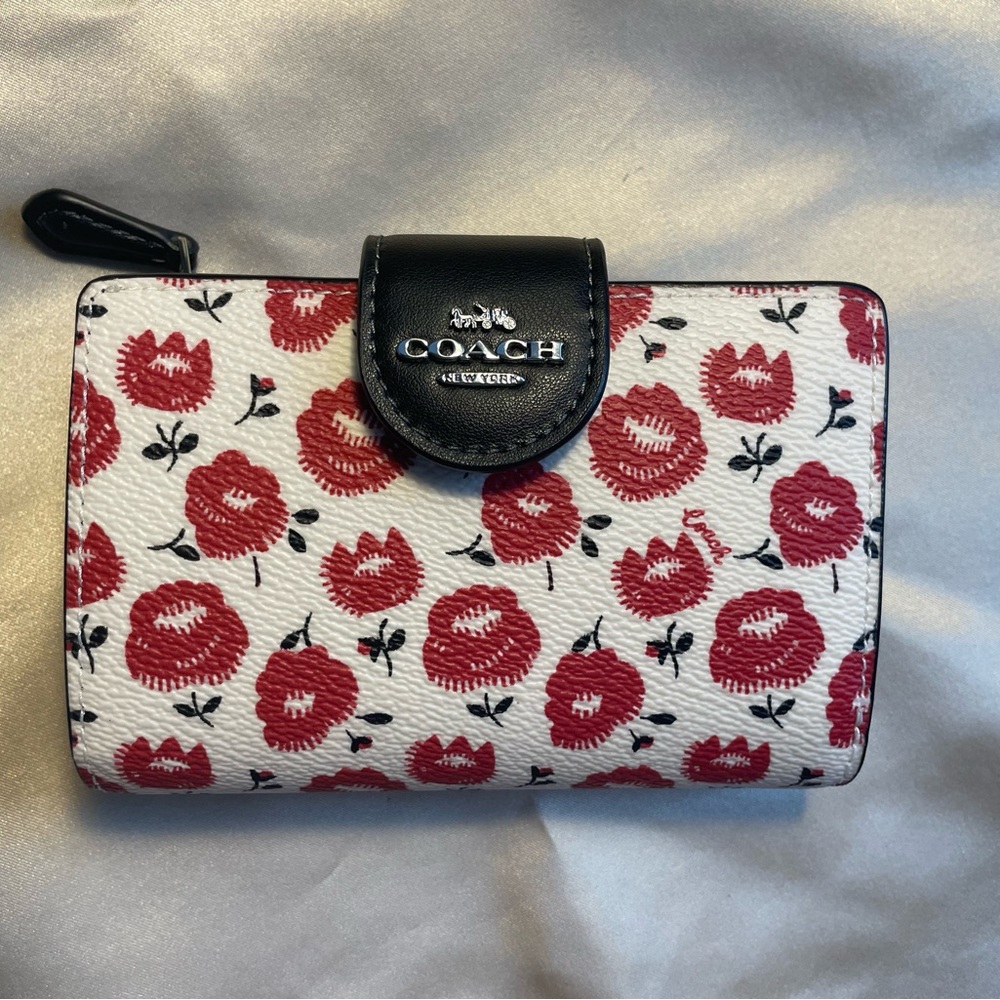 Coach/NWT Medium Corner Zip Wallet With Floral Print
